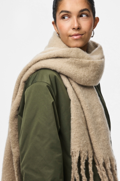 Pieces taupe dames sjaal | Model zijaanzicht