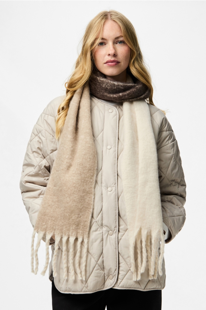 Pieces beige dames sjaal | Model vooraanzicht