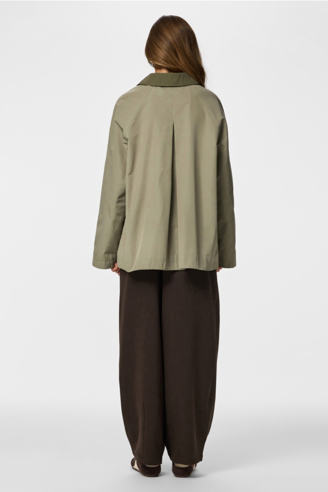 Pieces groene dames jas | Model achteraanzicht