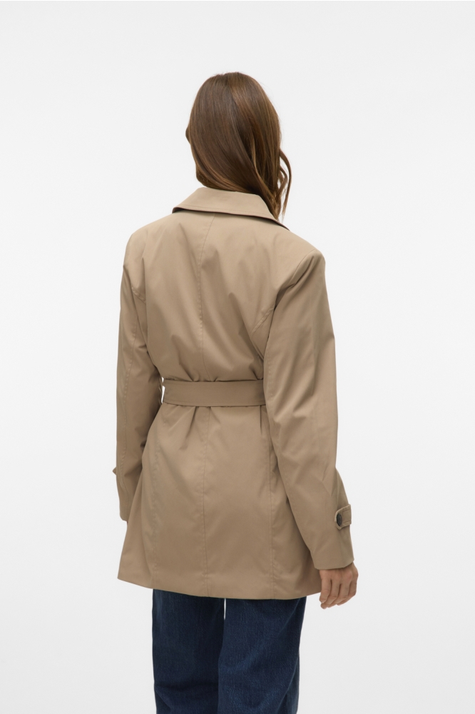 Vero Moda camel dames jas | Model achteraanzicht