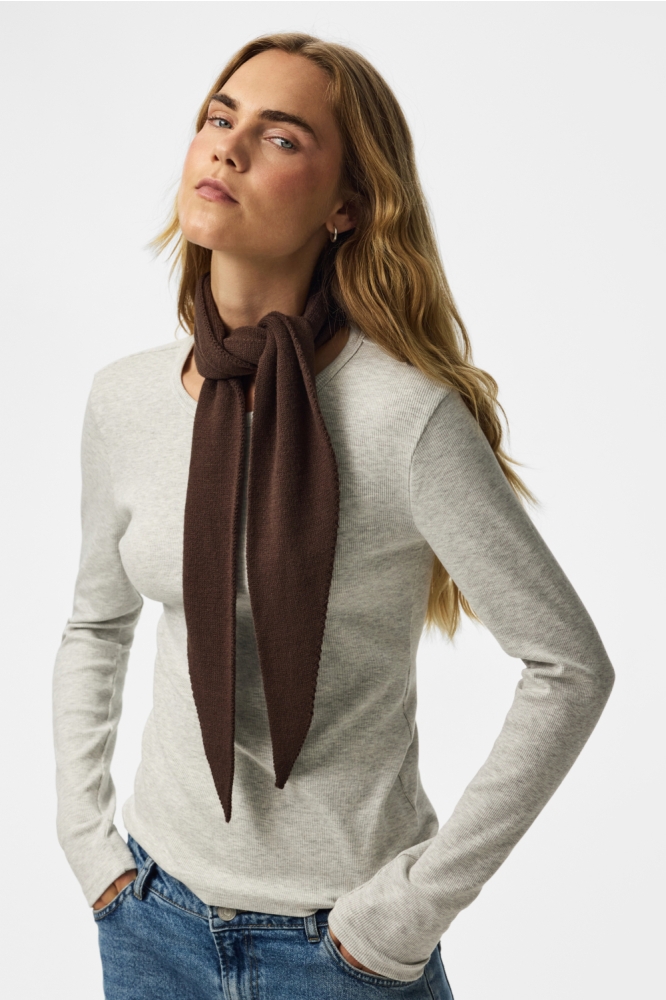 Pieces bruine dames sjaal | Model vooraanzicht