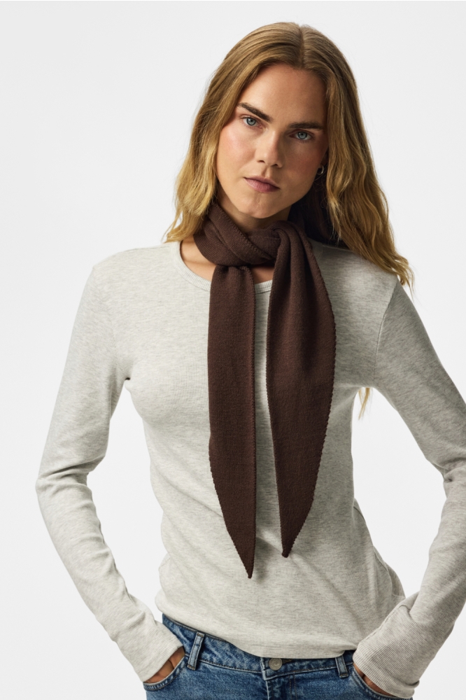 Pieces bruine dames sjaal | Model vooraanzicht
