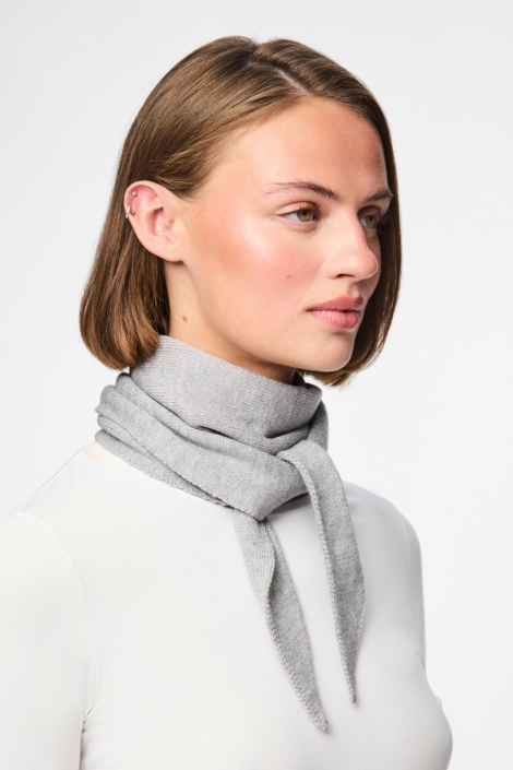 Pieces grijze dames sjaal | Model zijaanzicht