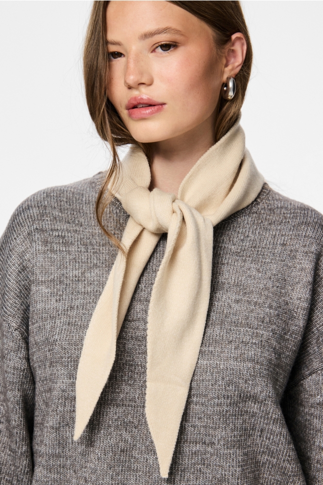 Pieces beige dames sjaal | Model vooraanzicht