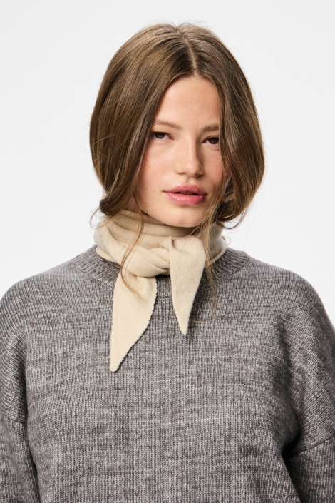 Pieces beige dames sjaal | Model vooraanzicht