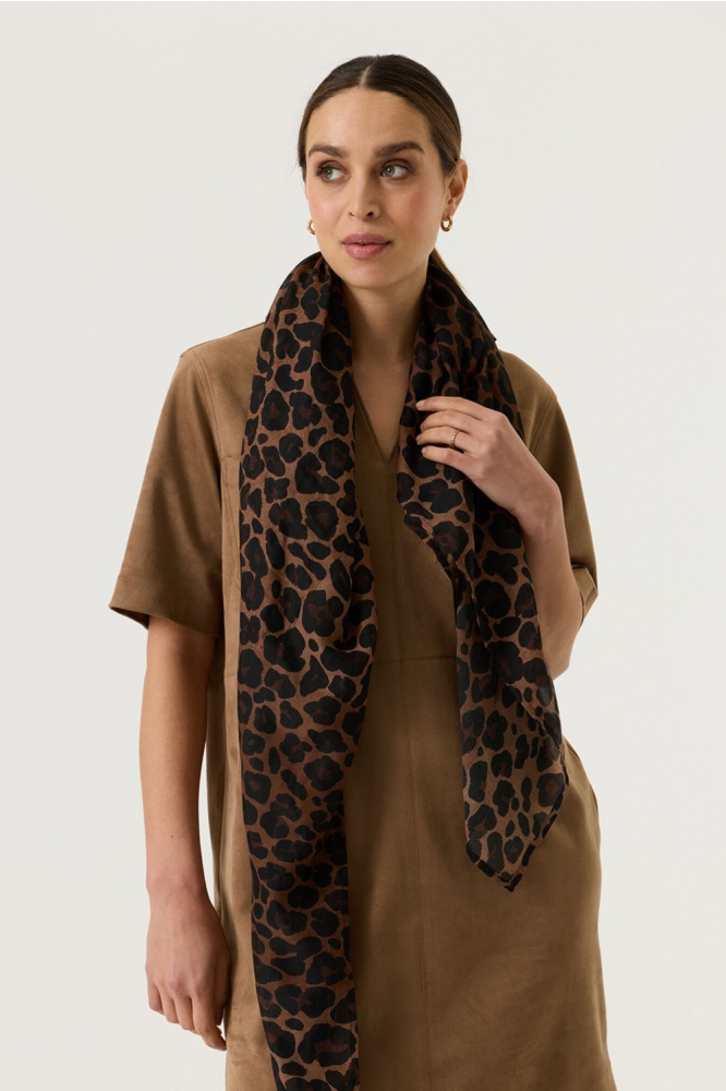 Garcia camel dames sjaal | Model vooraanzicht
