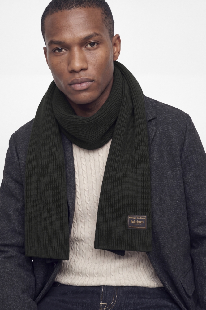 Jack & Jones zwarte heren sjaal | Model vooraanzicht