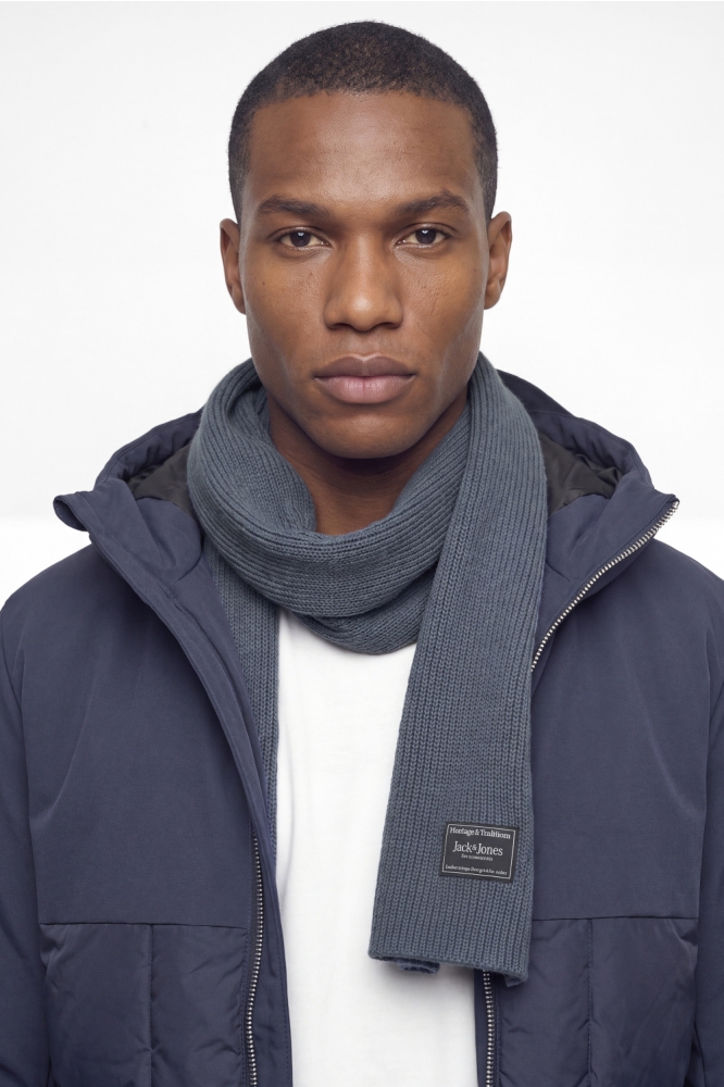 Jack & Jones blauwe heren sjaal | Model vooraanzicht