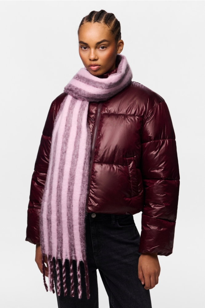 Pieces bordeaux dames sjaal | Model vooraanzicht