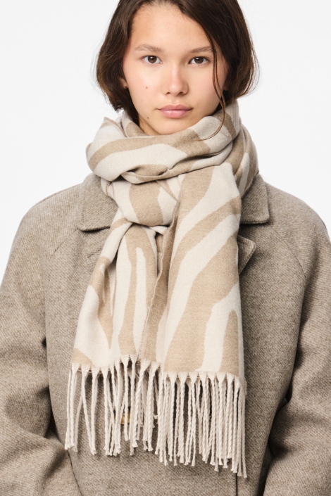 Pieces beige dames sjaal | Model vooraanzicht