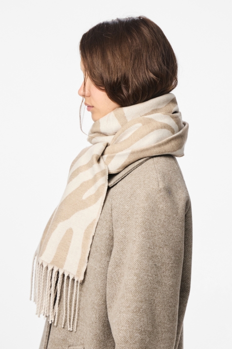 Pieces beige dames sjaal | Model achteraanzicht