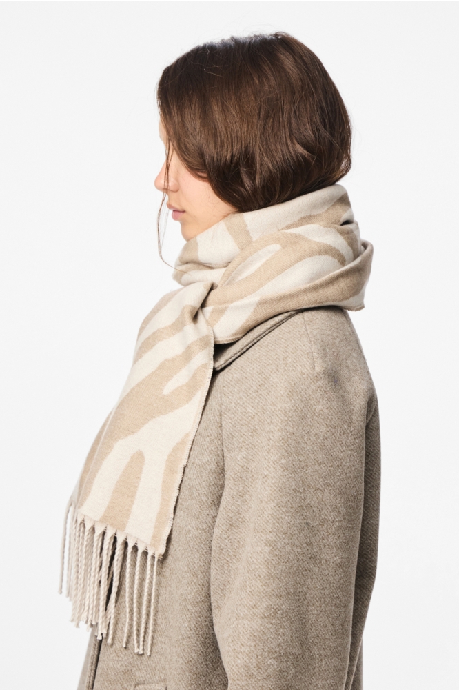Pieces beige dames sjaal | Model achteraanzicht