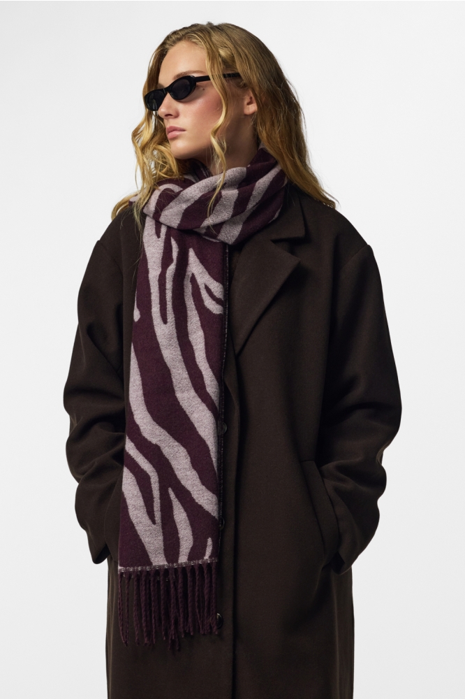Pieces bordeaux dames sjaal | Model vooraanzicht