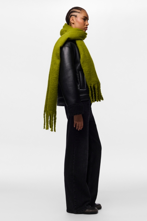 Pieces groene dames sjaal | Model zijaanzicht