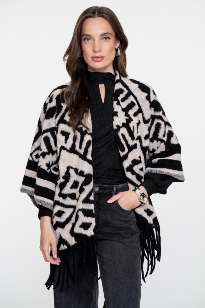 Geisha zwarte dames poncho | Model vooraanzicht