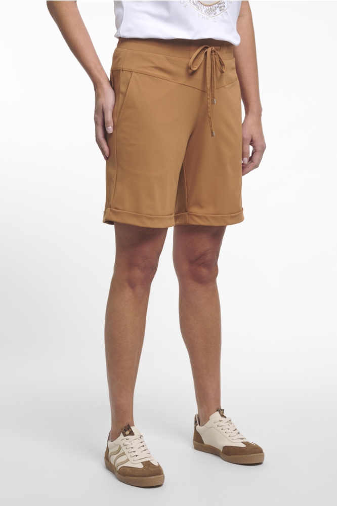 Zoso camel dames korte broek | Model zijaanzicht