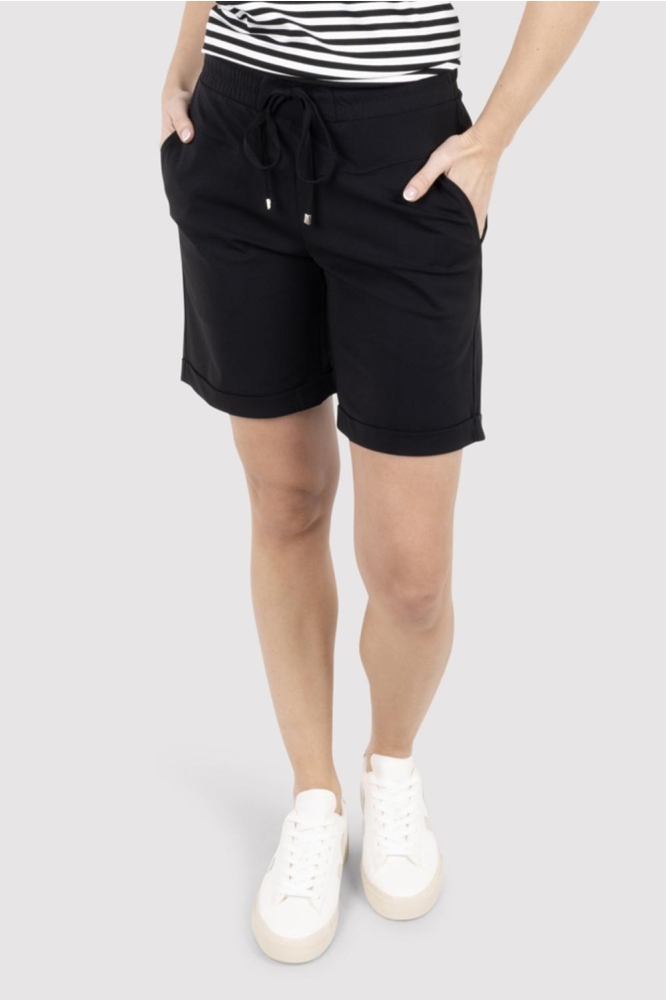 Zoso zwarte dames korte broek | Model vooraanzicht