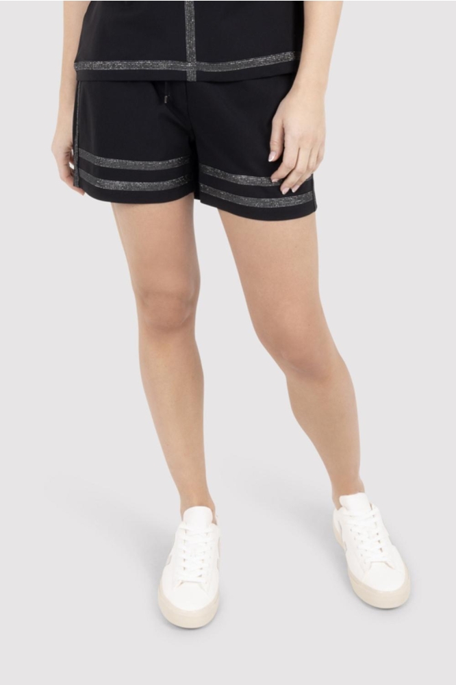 Zoso zwarte dames korte broek | Model vooraanzicht