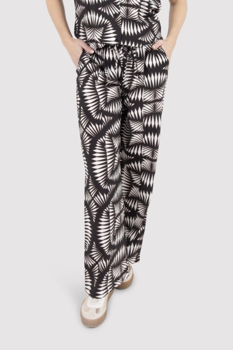 Zoso zwarte dames broek | Model vooraanzicht