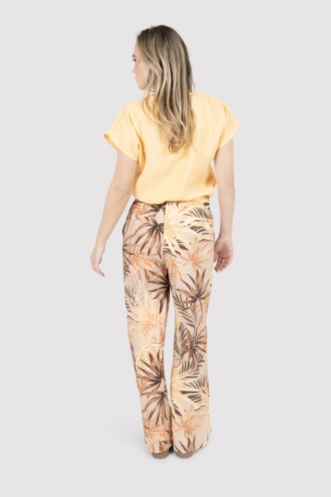 Zoso zand dames broek | Model achteraanzicht
