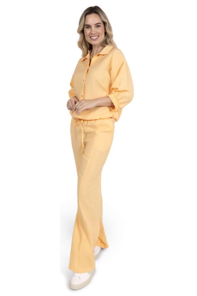 Zoso oranje dames blouse | Model zijaanzicht
