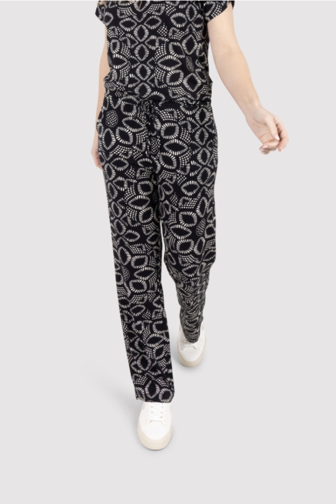 Zoso zwarte dames broek | Model vooraanzicht