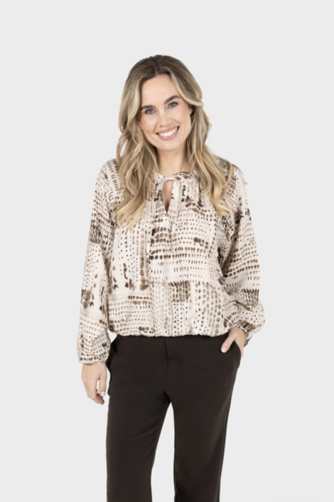 Zoso beige dames blouse | Model vooraanzicht