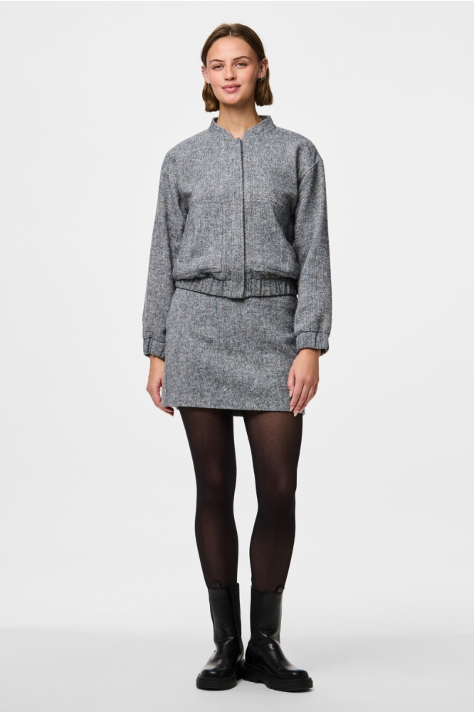 Pieces zwarte dames accessoire | Model vooraanzicht