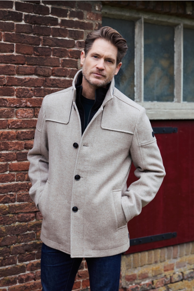 Donders beige heren jas | Sfeerbeeld, In situatie