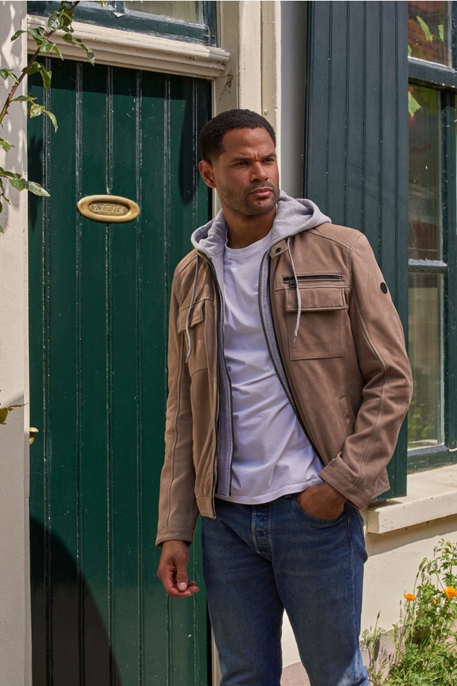 Donders taupe heren jas | Sfeerbeeld, In situatie