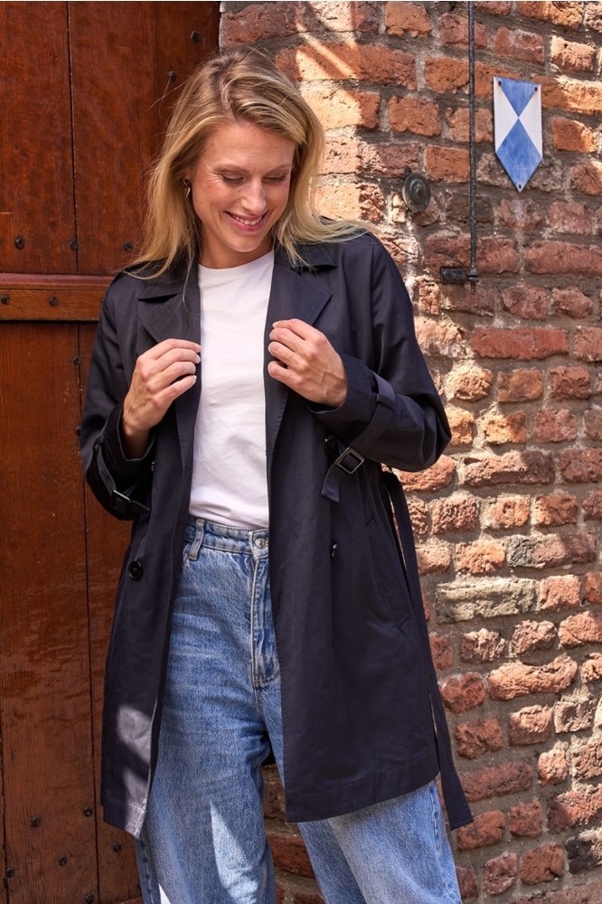 Donders blauwe dames jas | Model vooraanzicht