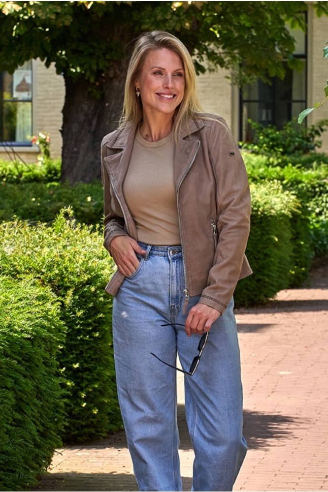 Donders taupe dames leren jas | Sfeerbeeld, In situatie