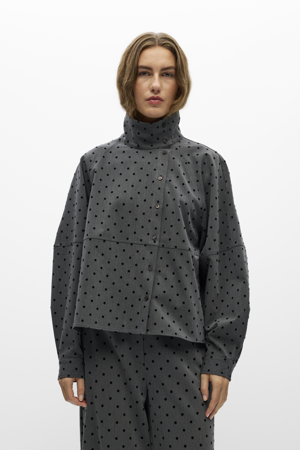 Object grijze dames blouse | High neck halslijn | Regular fit | Geen zakken | Stippen patroon | Knoopsluiting | Lange mouw