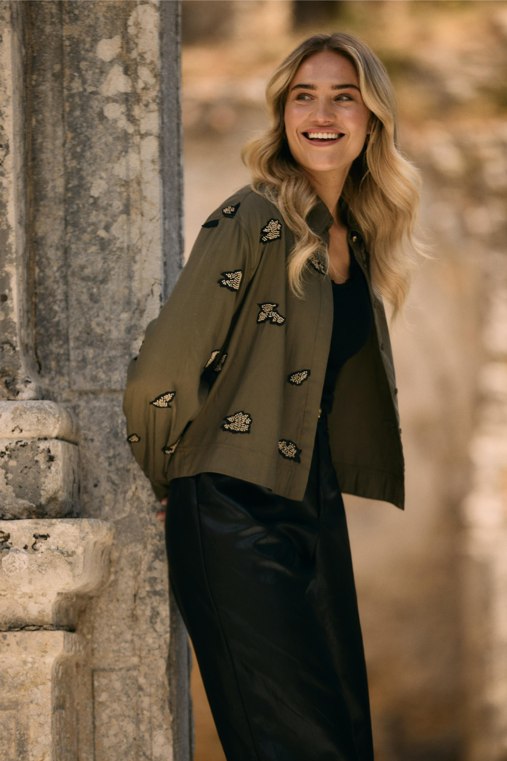 Nukus groene dames blouse | Punt kraag | Regular fit | Kralen | Blinde knoopsluiting | Duurzaam | Lange mouw