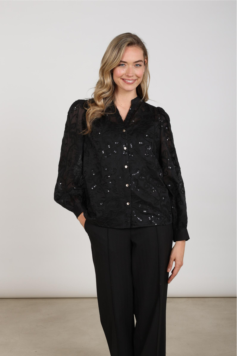 Nukus zwarte dames blouse | V-hals | Regular fit | Geborduurd | Knoopsluiting | Duurzaam | Lange mouw