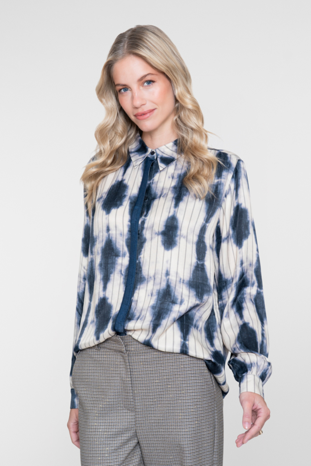 Geisha beige dames blouse | Punt kraag | Regular fit | Grafisch patroon | Knoopsluiting | Lange mouw