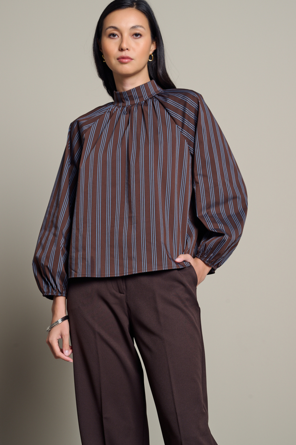 LolaLiza bruine dames blouse | High neck halslijn | Regular fit | Streep patroon | Knoopsluiting | Lange mouw