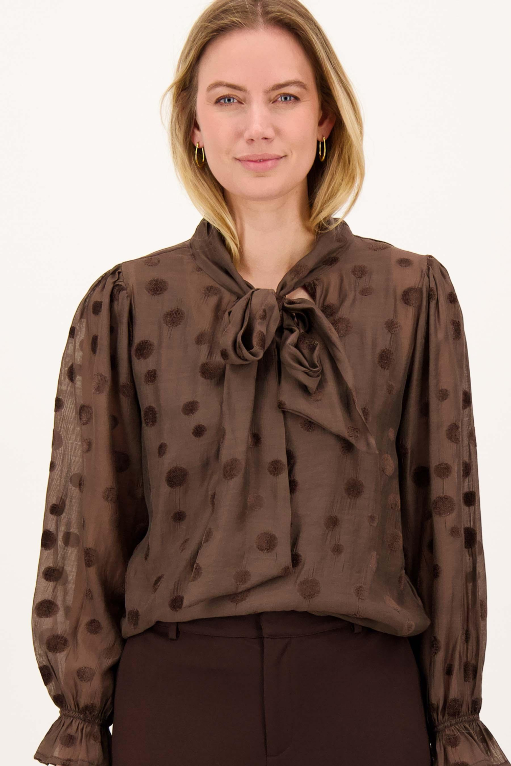 Zusss bruine dames blouse | Shawlkraag | Regular fit | Stippen patroon | Lange mouw