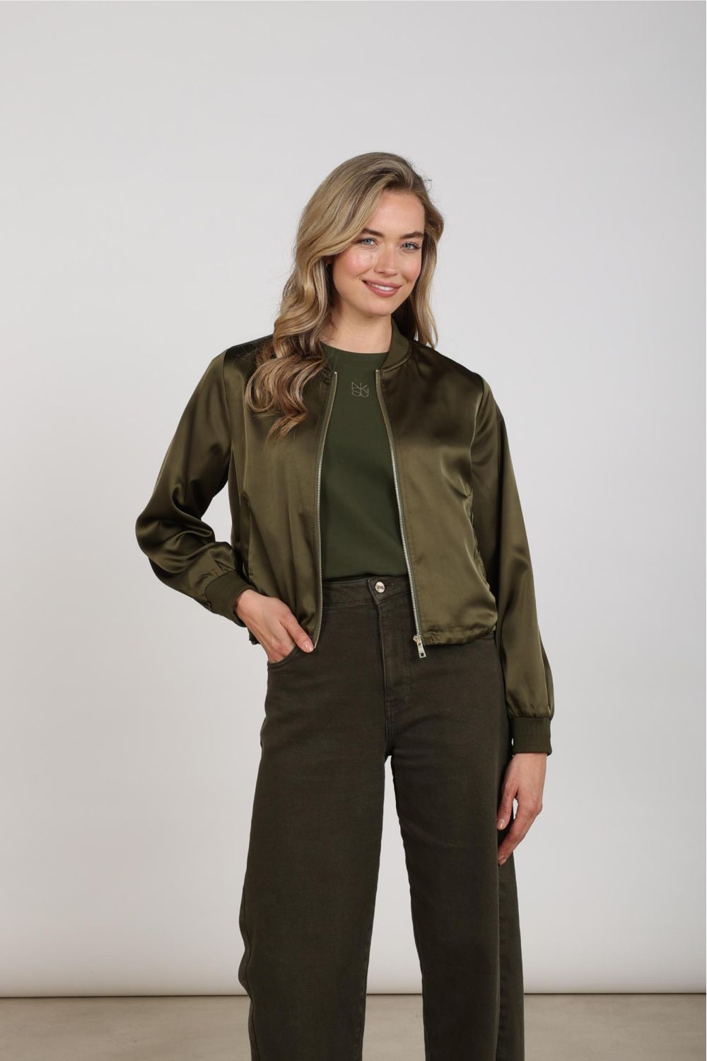 Nukus groene dames jas | Ronde hals | Regular fit | Steekzakken | Glans | Ritssluiting | Lange mouw